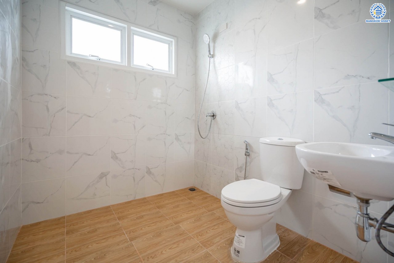 บ้านมือสองตกแต่งใหม่ โครงการ ซื่อตรง รัตนาธิเบศร์ หน้าโครงการติดรถไฟฟ้า "สถานีไทรม้า" เนื้อที่ 40 ตร.ว. ฟังก์ชัน 3 ห้องนอน 3 ห้องน้ำ 1 ที่จอดรถ เชื่อมต่อได้หลายเส้นทาง ใกล้เซ็นทรัลรัตนาธิเบศร์ และทางด่วน "งามวงศ์วาน"